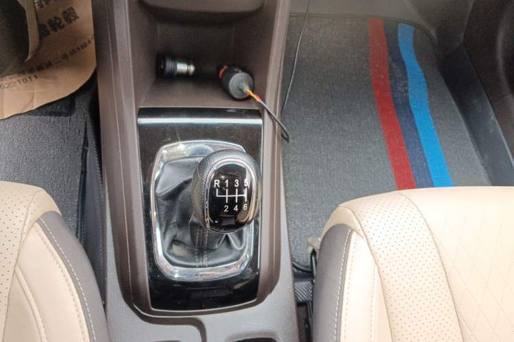 Used Baojun 310W 2017 1.5L Manual Fashion Model China V Gear Lever