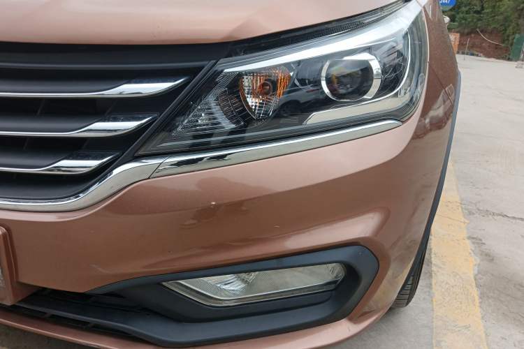 Used Baojun 310W 2017 1.5L Manual Fashion Model China V Left Front Headlight