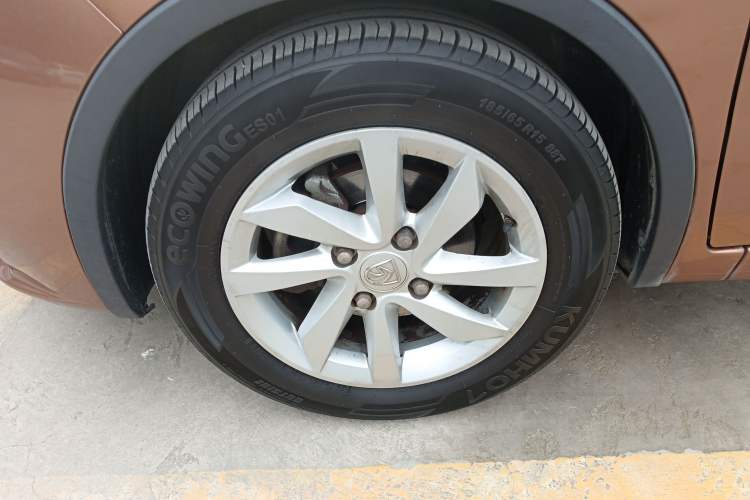 Used Baojun 310W 2017 1.5L Manual Fashion Model China V Left Front Wheel Hub