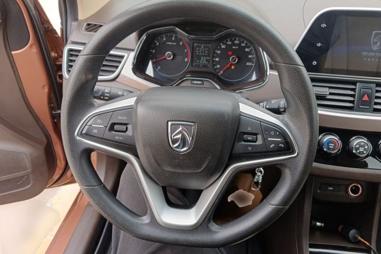 Used Baojun 310W 2017 1.5L Manual Fashion Model China V Steering Wheel