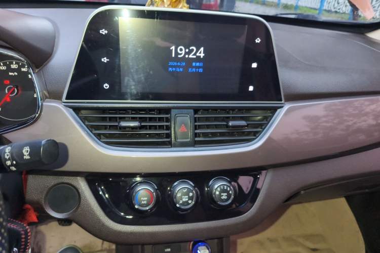 Used Baojun 310W 2017 1.5L Manual Fashion Model China V Audio And AC Panel