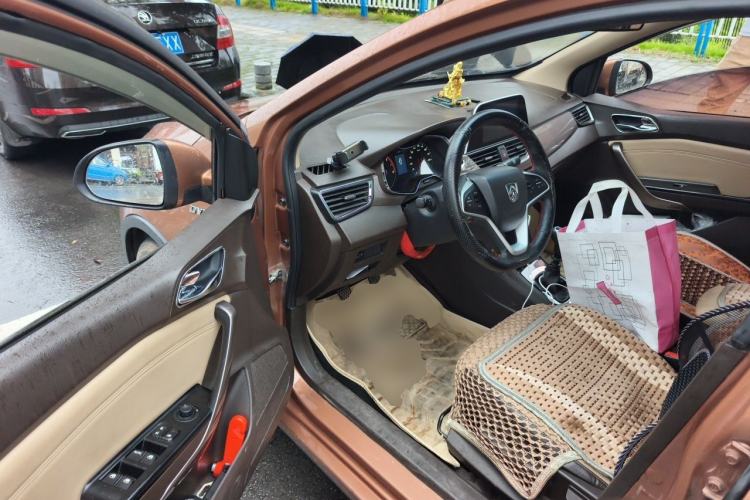 Used Baojun 310W 2017 1.5L Manual Fashion Model China V Driver Seat