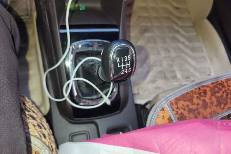 Used Baojun 310W 2017 1.5L Manual Fashion Model China V Gear Lever