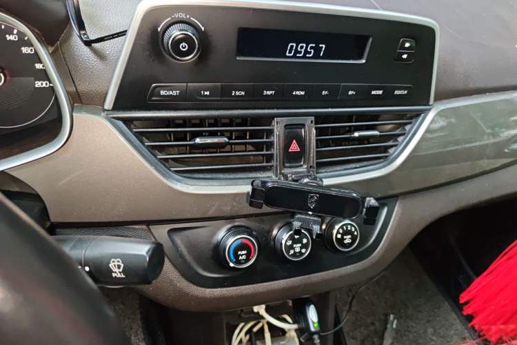 Used Baojun 310W 2017 1.5L Manual Comfort Version China V Audio And AC Panel