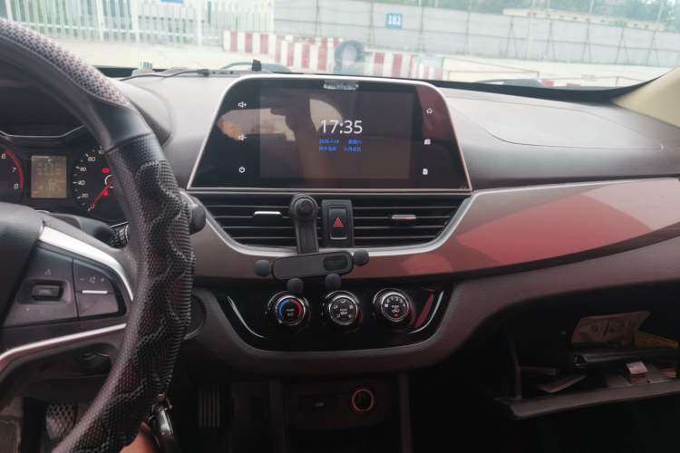 Used Baojun 310W 2017 1.5L Manual Fashion Model China V Audio And AC Panel