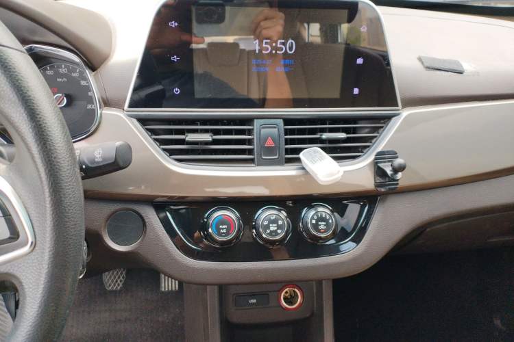 Used Baojun 310W 2017 1.5L Manual Fashion Model China V Audio And AC Panel