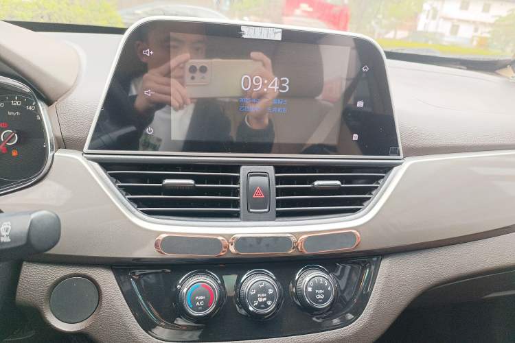 Used Baojun 310W 2017 1.5L Manual Fashion Model China V Audio And AC Panel