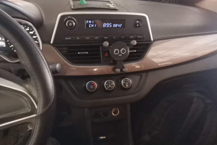 Used Baojun 310W 2017 1.5L Manual Comfort Version China V Audio And AC Panel