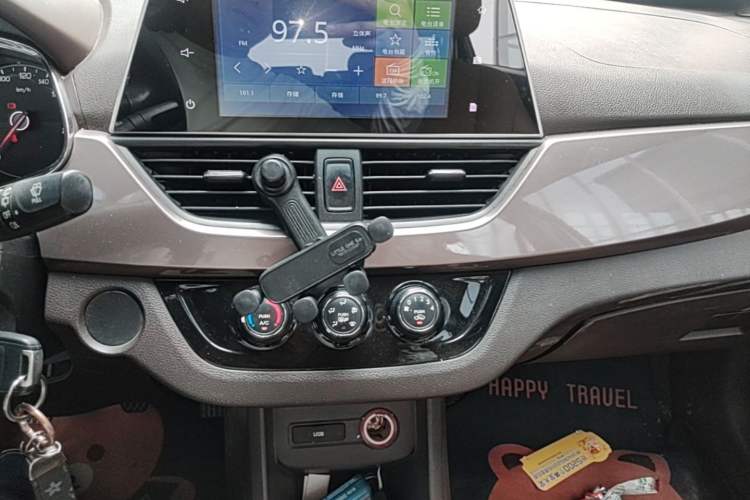 Used Baojun 310W 2017 1.5L Manual Fashion Model China V Audio And AC Panel