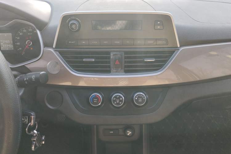 Used Baojun 310W 2017 1.5L Manual Comfort Version China V Audio And AC Panel