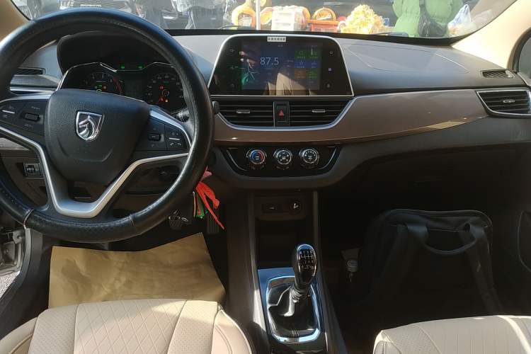 Used Baojun 310W 2017 1.5L Manual Fashion Model China V Audio And AC Panel