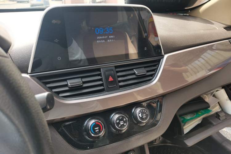 Used Baojun 310W 2017 1.5L Manual Fashion Model China V Audio And AC Panel