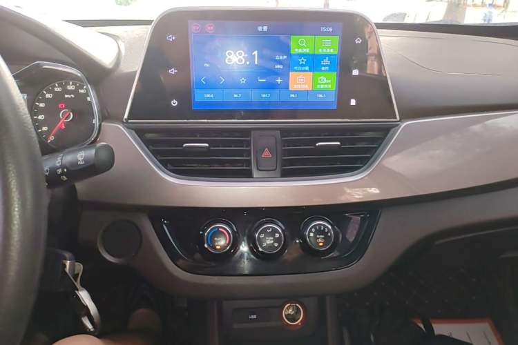 Used Baojun 310W 2017 1.5L Manual Fashion Model China V Audio And AC Panel