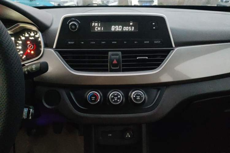 Used Baojun 310W 2017 1.5L Manual Comfort Version China V Audio And AC Panel