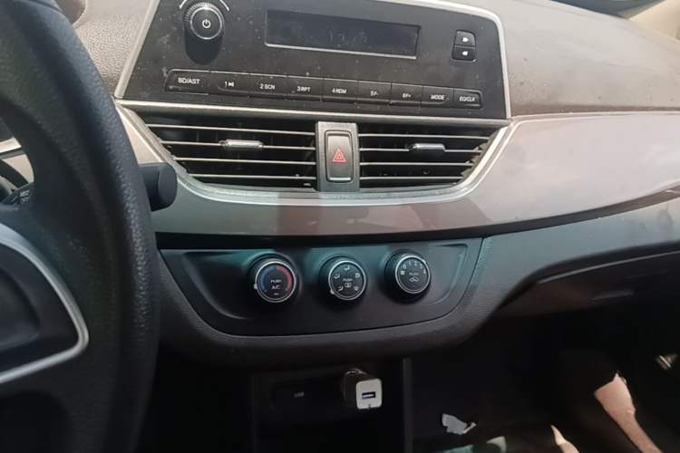Used Baojun 310W 2017 1.5L Manual Comfort Version China V Audio And AC Panel