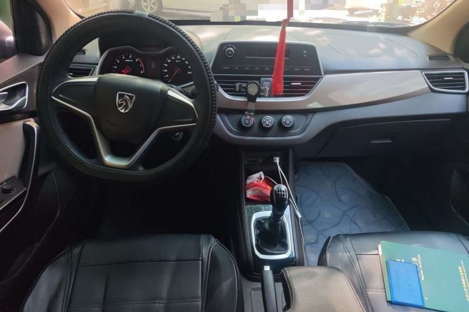 Used Baojun 310W 2017 1.5L Manual Comfort Version China VI Emission Standard Center Console