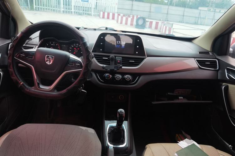 Used Baojun 310W 2017 1.5L Manual Fashion Model China V Center Console