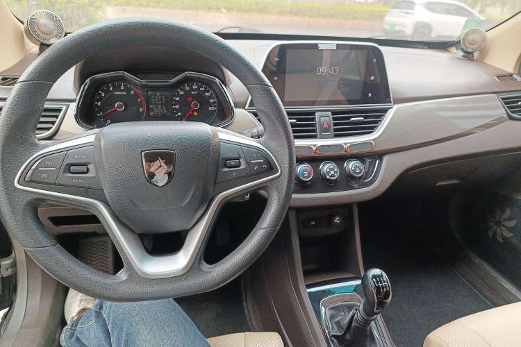 Used Baojun 310W 2017 1.5L Manual Fashion Model China V Center Console