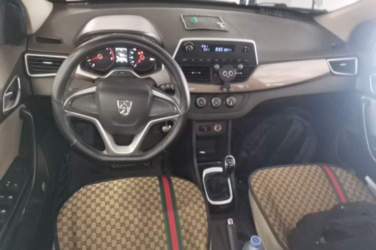 Used Baojun 310W 2017 1.5L Manual Comfort Version China V Center Console