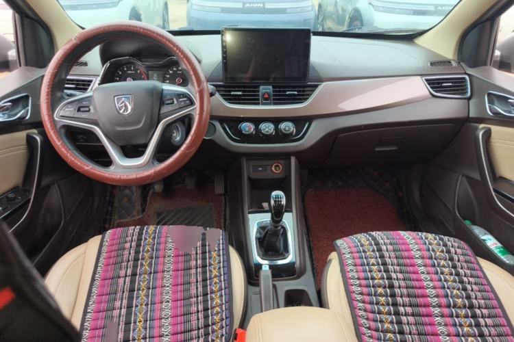 Used Baojun 310W 2017 1.5L Manual Fashion Model China V Center Console