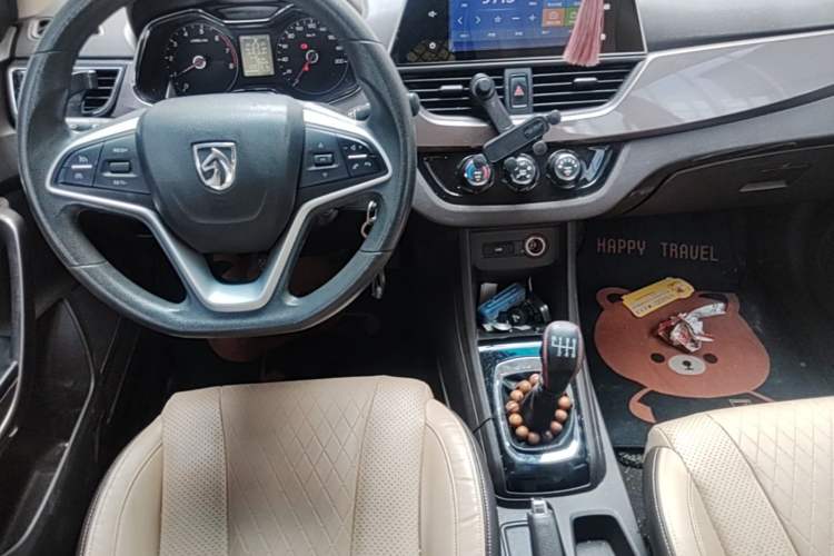 Used Baojun 310W 2017 1.5L Manual Fashion Model China V Center Console