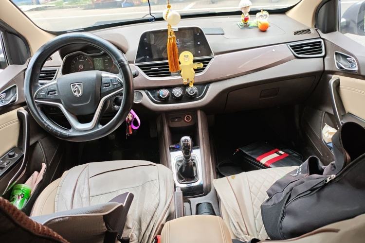 Used Baojun 310W 2017 1.5L Manual Fashion Model China V Center Console