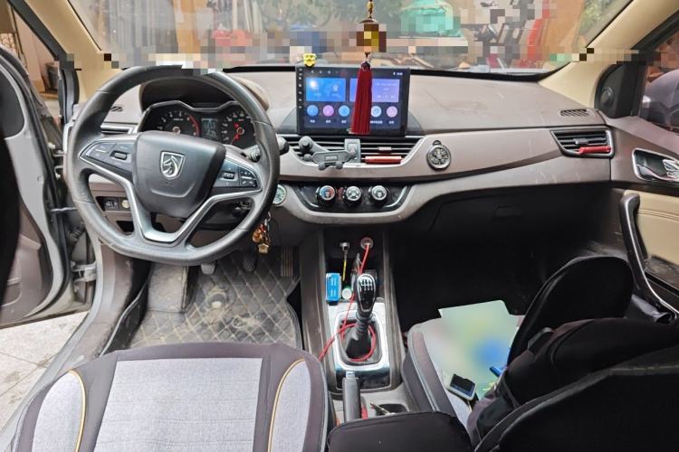 Used Baojun 310W 2017 1.5L Manual Fashion Model China V Center Console