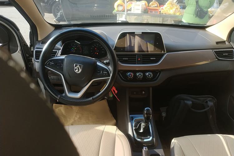 Used Baojun 310W 2017 1.5L Manual Fashion Model China V Center Console