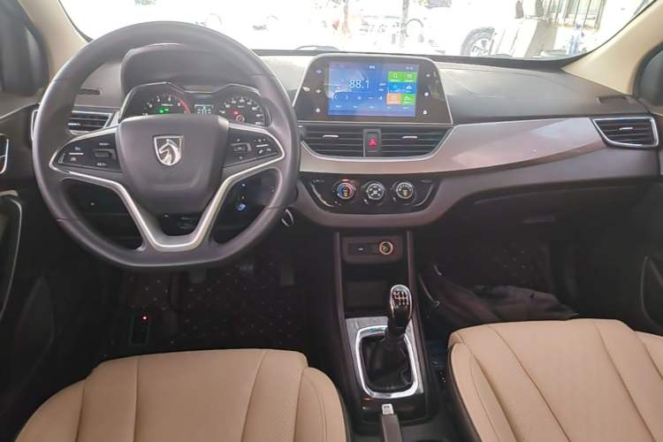 Used Baojun 310W 2017 1.5L Manual Fashion Model China V Center Console