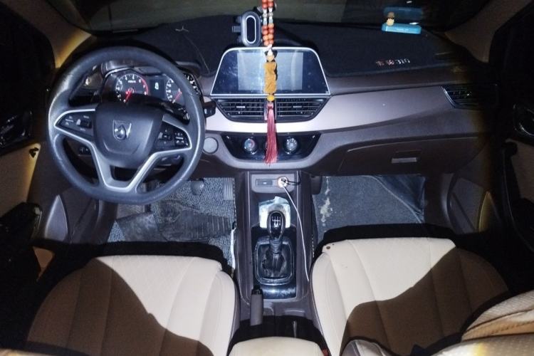 Used Baojun 310W 2017 1.5L Manual Fashion Edition China VI Center Console