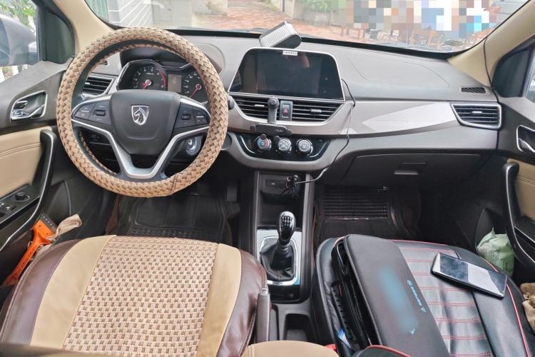 Used Baojun 310W 2017 1.5L Manual Fashion Model China V Center Console