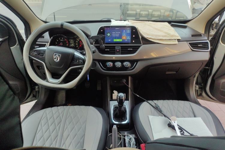 Used Baojun 310W 2017 1.5L Manual Fashion Model China V Center Console