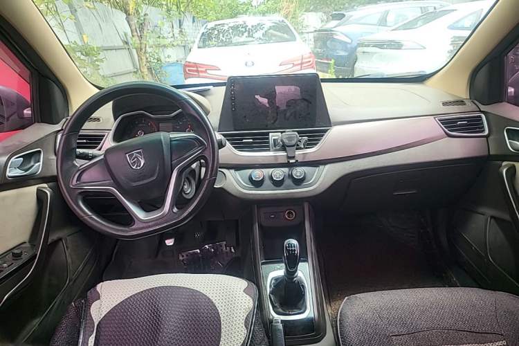 Used Baojun 310W 2017 1.5L Manual Comfort Version China V Center Console