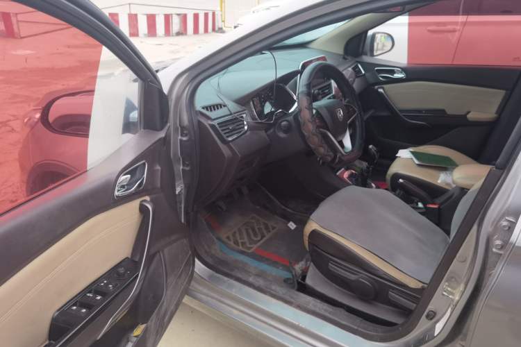 Used Baojun 310W 2017 1.5L Manual Fashion Model China V Driver Seat