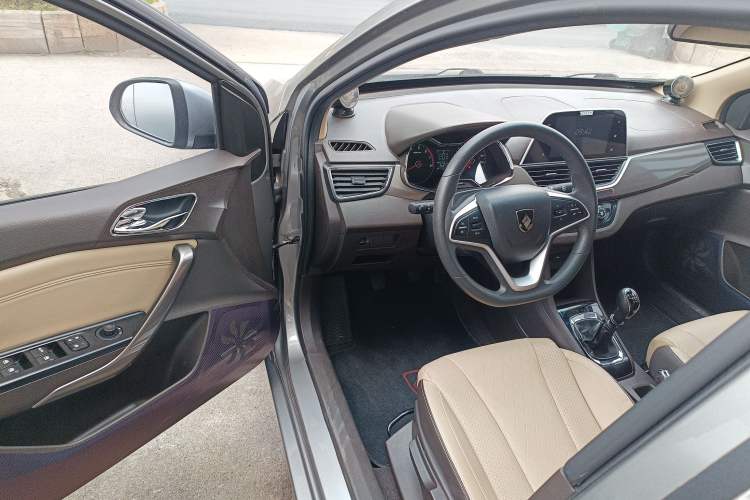 Used Baojun 310W 2017 1.5L Manual Fashion Model China V Driver Seat