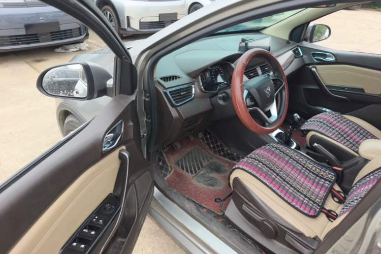 Used Baojun 310W 2017 1.5L Manual Fashion Model China V Driver Seat