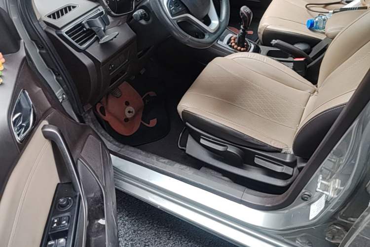 Used Baojun 310W 2017 1.5L Manual Fashion Model China V Driver Seat