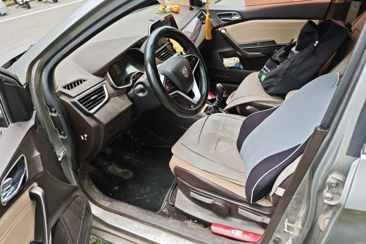 Used Baojun 310W 2017 1.5L Manual Fashion Model China V Driver Seat