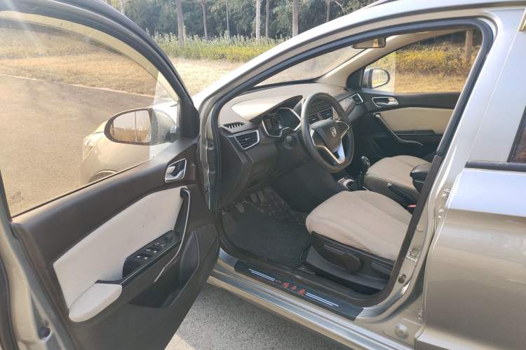 Used Baojun 310W 2017 1.5L Manual Comfort Version China V Driver Seat
