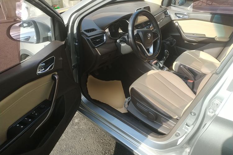 Used Baojun 310W 2017 1.5L Manual Fashion Model China V Driver Seat
