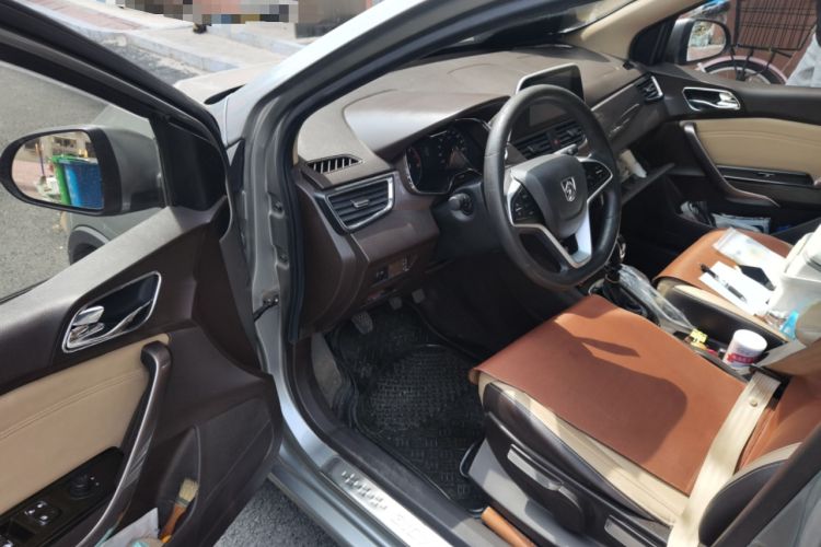 Used Baojun 310W 2017 1.5L Manual Fashion Model China V Driver Seat