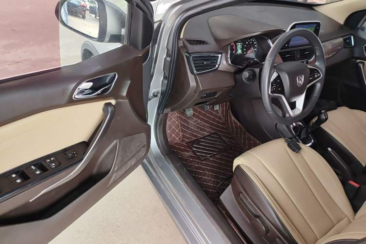 Used Baojun 310W 2017 1.5L Manual Fashion Model China V Driver Seat