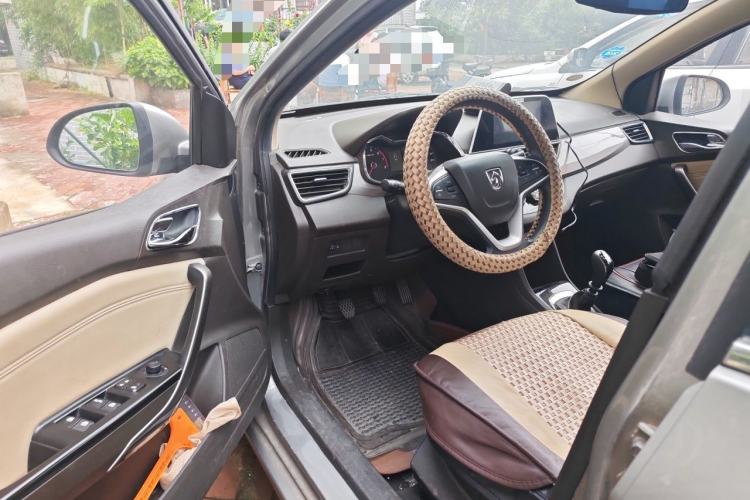 Used Baojun 310W 2017 1.5L Manual Fashion Model China V Driver Seat