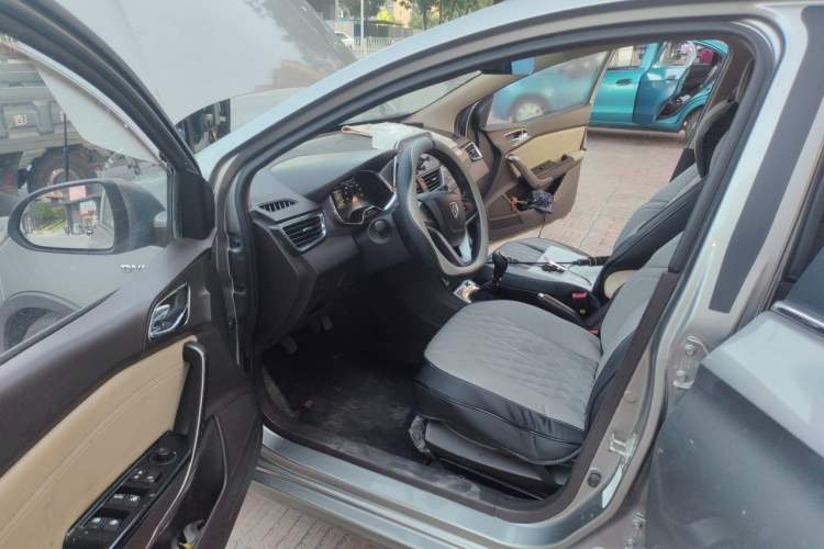 Used Baojun 310W 2017 1.5L Manual Fashion Model China V Driver Seat