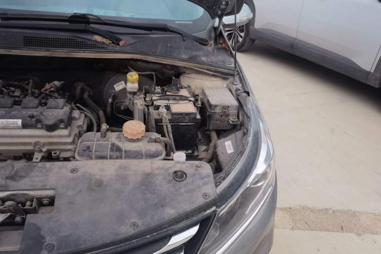 Used Baojun 310W 2017 1.5L Manual Fashion Model China V Engine Bay Left