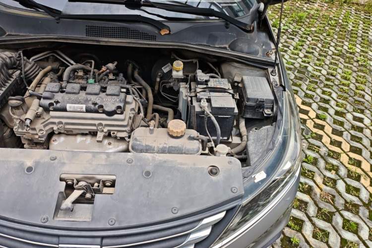 Used Baojun 310W 2017 1.5L Manual Fashion Model China V Engine Bay Left