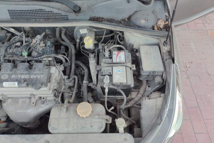 Used Baojun 310W 2017 1.5L Manual Fashion Model China V Engine Bay Left