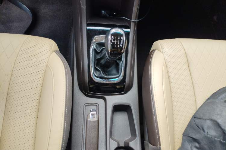 Used Baojun 310W 2017 1.5L Manual Fashion Model China V Gear Lever