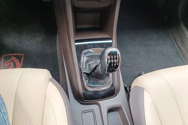 Used Baojun 310W 2017 1.5L Manual Fashion Model China V Gear Lever