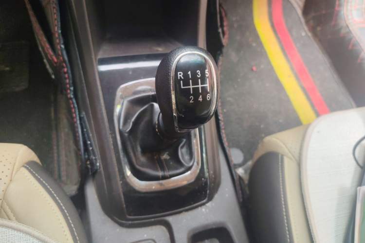 Used Baojun 310W 2017 1.5L Manual Fashion Model China V Gear Lever